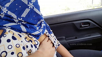 Sexy Indian girlfriend gets fucked outdoors in a car